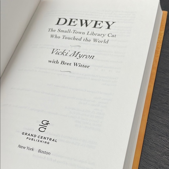 Dewey: The Small-Town Library Cat Book - Picture 5 of 5